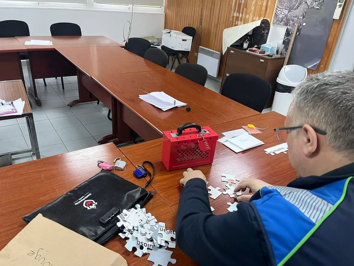 Équipe de salariés résolvant une énigme dans un escape game sur les TMS en entreprise