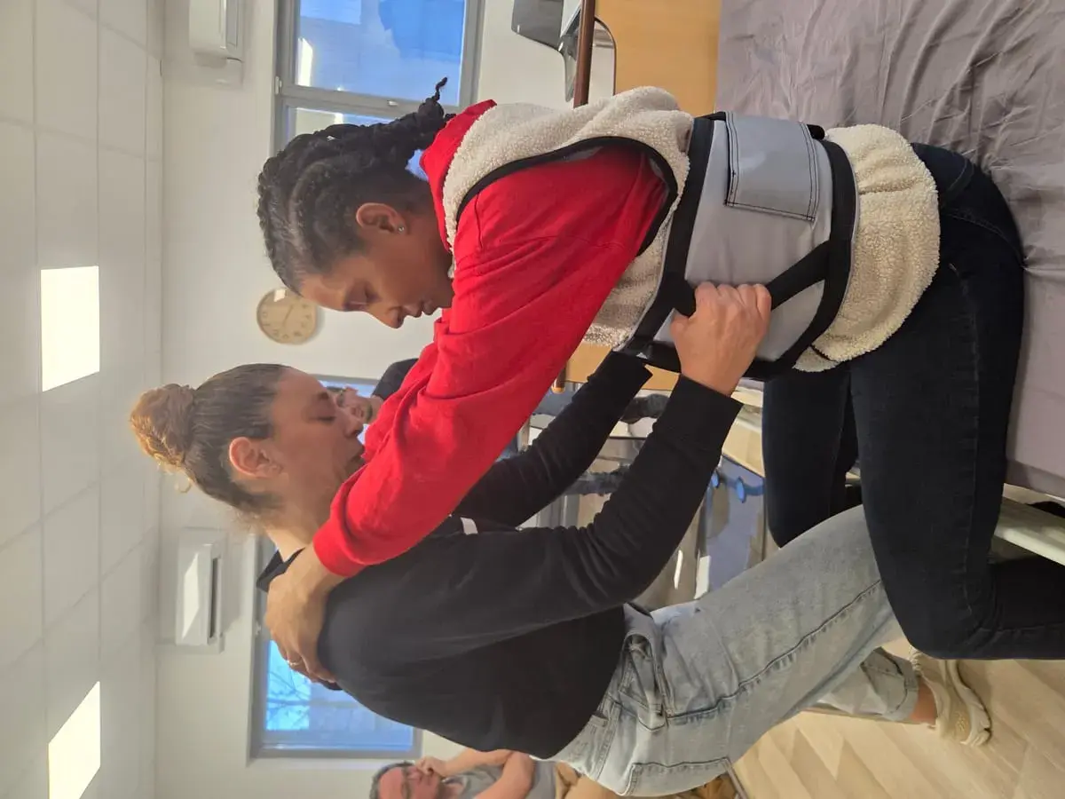 Formation Gestes et Postures Aide-Soignant – exercice pratique de transfert lit-fauteuil avec lève-personne