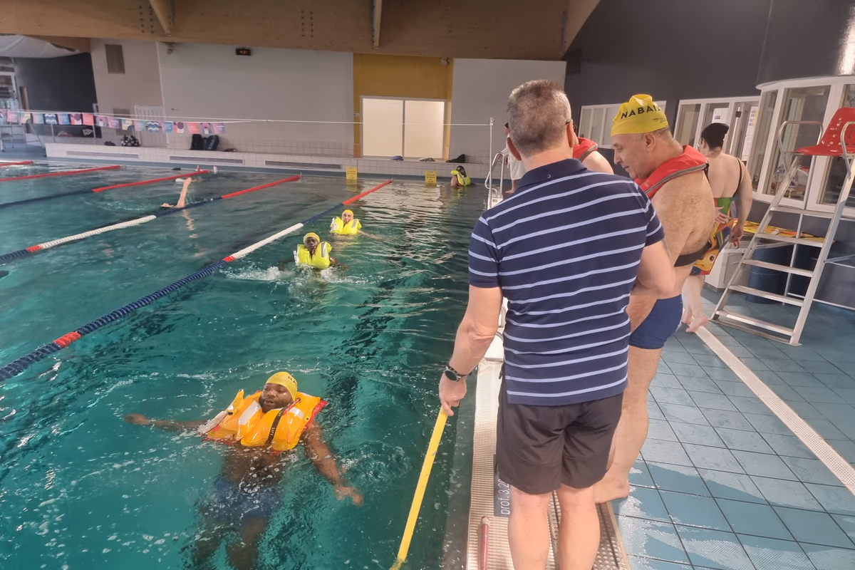 Stagiaires en formation aux risques de chute à l'eau lors d'une session pratique en milieu aquatique