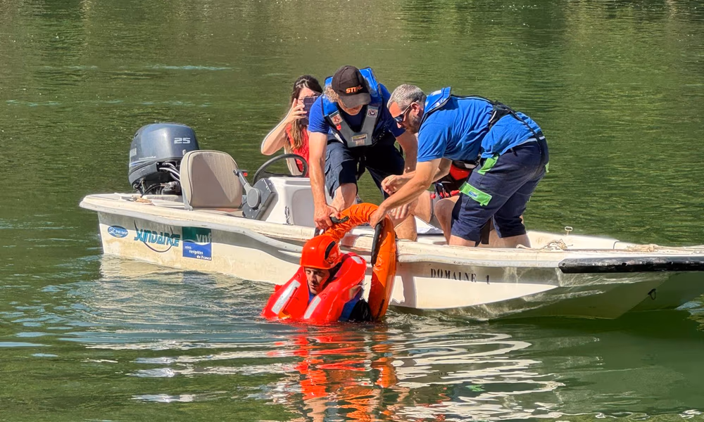 Stagiaires en pratique d'une formation au risque de chute à l'eau avec équipement de flottaison