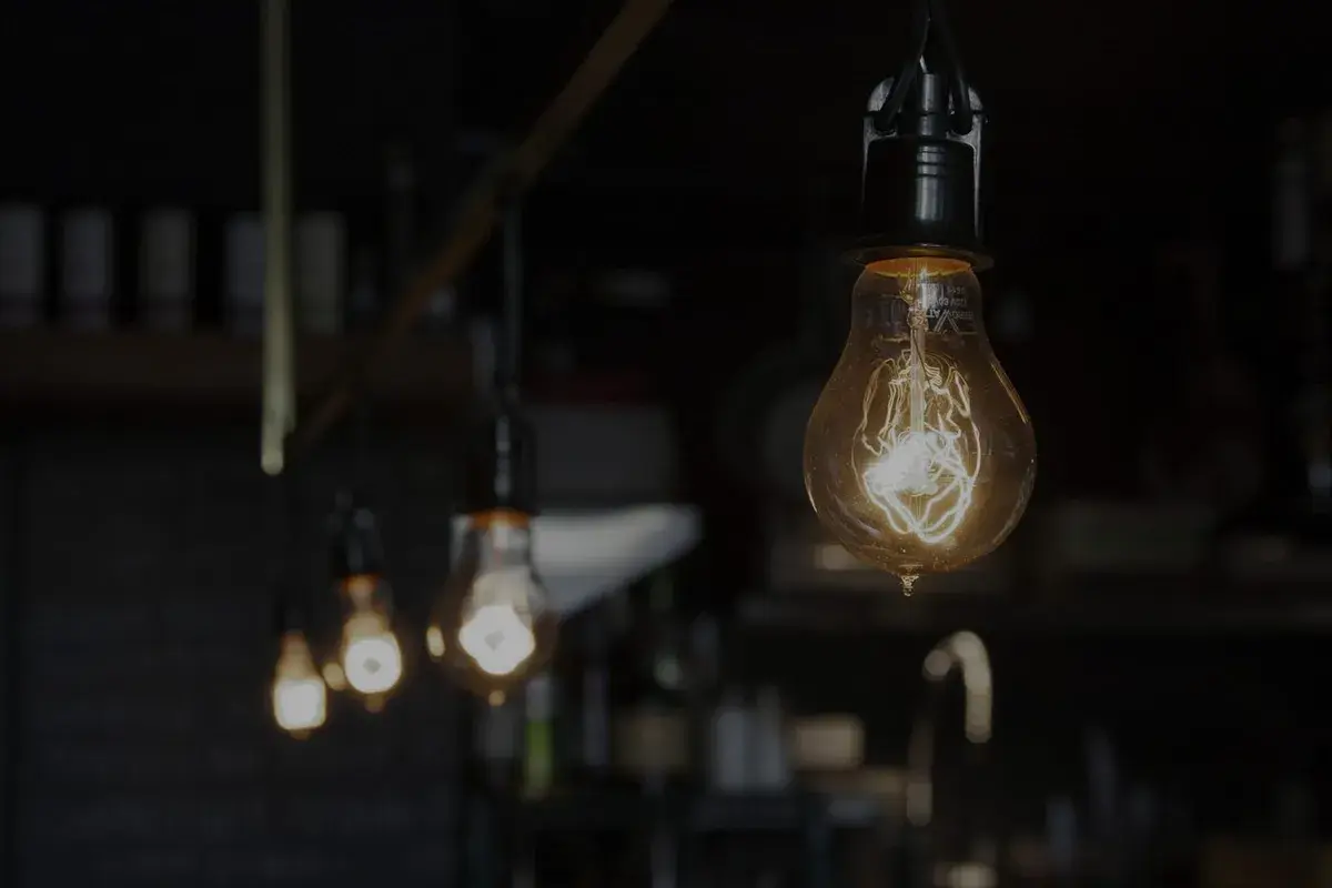Salarié non-électricien en formation habilitation B0 / H0 / H0V exécutant, équipé de gants isolants, devant une armoire électrique