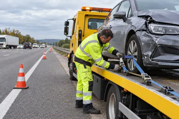Technicien en formation habilitation B2XL Dépannage-remorquage intervenant sur un véhicule électrique